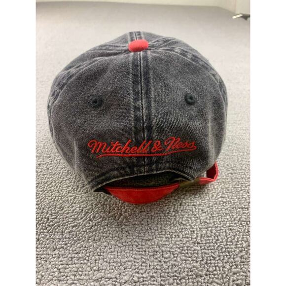 Mitchell & Ness HWC CHICAGO BULLS Back to Back World Champions Buckle Strap Cap - Picture 3 of 8